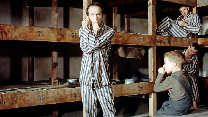 La vita &egrave; bella stasera in tv marted&igrave; 28 gennaio su Canale 5: il film premio Oscar di Roberto Benigni
