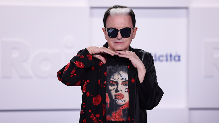 Cristiano Malgioglio in tv su Rai 1 a La Vita in diretta, racconta dei vestiti per il Festival bloccati a Madrid: "Se non arrivano vengo in pigiama!"