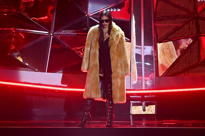 Chi veste i big e i presentatori in gara a Sanremo 2025