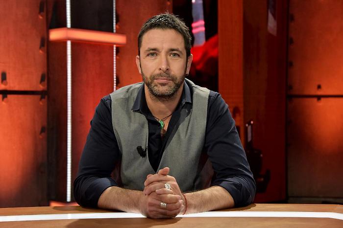 Pablo Trincia ospite a MasterChef per una Mistery Box crime, chi &egrave;: gli inizi, la moglie/collega Debora Campanella e la posizione su Gaza