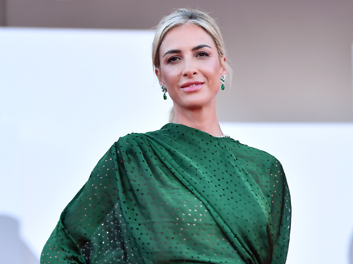 Chi &egrave; Ema Stockholma, ospite alla finale di Dalla strada al Palco: infanzia, carriera e curiosit&agrave; sulla conduttrice di Radio 2