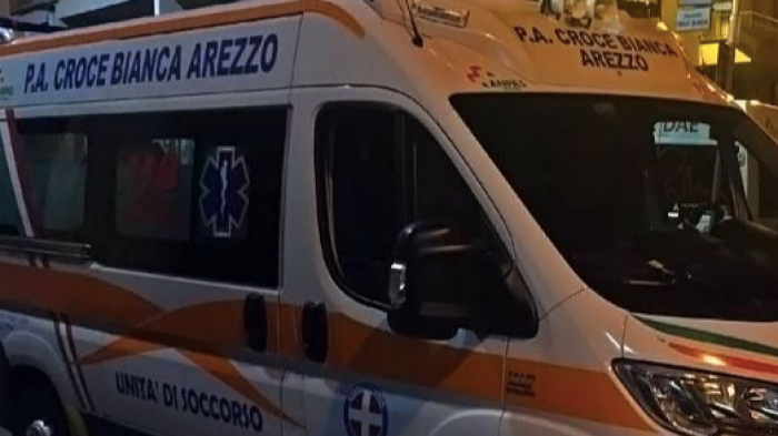 Petardo gli scoppia in mano, uomo di 53 anni resta ferito: trasportato a Careggi