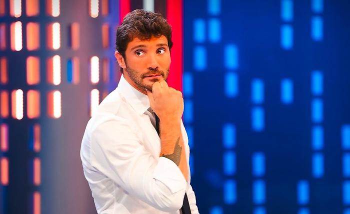 Affari tuoi stasera in tv gioved&igrave; 30 gennaio su Rai 1: ecco quanto guadagna a stagione il conduttore Stefano De Martino 