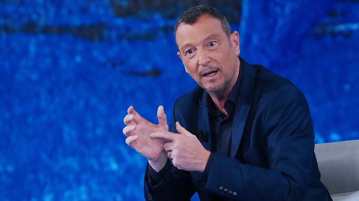 Amadeus ospite stasera in tv su Canale 5 a C'&egrave; Posta per Te, sabato 8 febbraio: scopri perch&egrave; il conduttore ha lasciato la Rai per andare al Nove