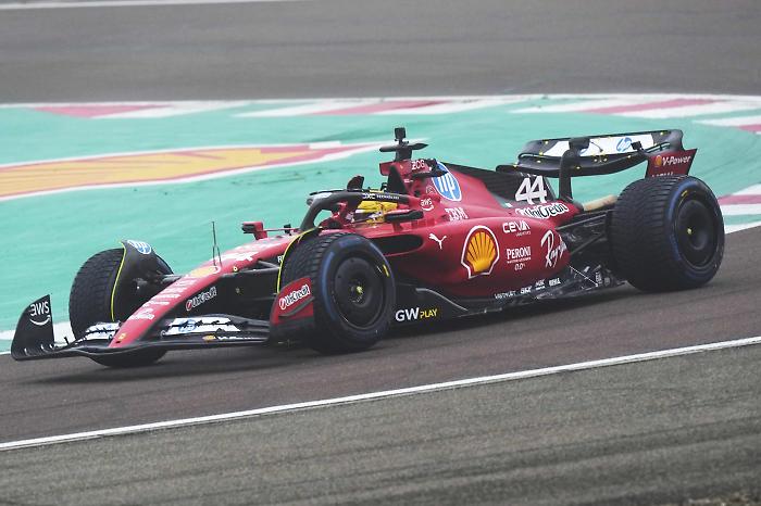 La Scuderia Ferrari svela la livrea della SF-25 con Leclerc e Hamilton: grande attesa per l'evento a Londra