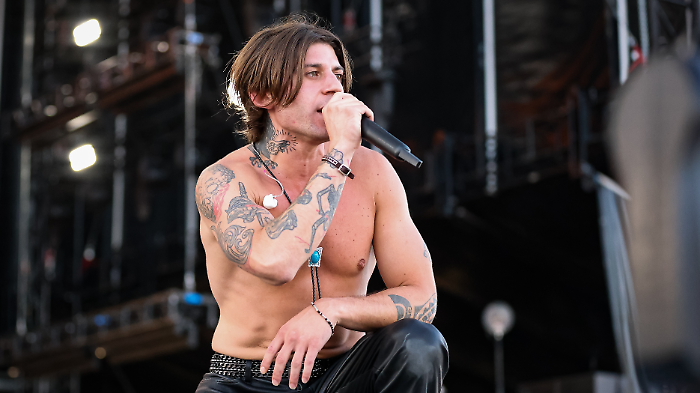 Rkomi in collegamento a La Volta Buona luned&igrave; 10 gennaio su Rai 1 per parlare del Festival di Sanremo, ma poi esclama: "Posso salutare Manuela Arcuri?"