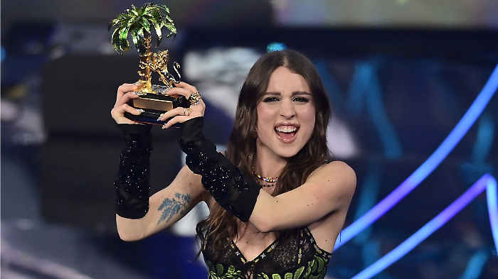 Ci sar&agrave; Angelina Mango al 75&deg; Festival di Sanremo, stasera in tv marted&igrave; 11 febbraio su Rai 1? Ecco come sta la cantante e il consiglio del filosofo Heidegger 