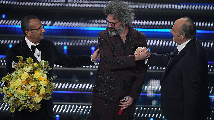 Standing ovation per Simone Cristicchi al Festival di Sanremo 2025, marted&igrave; 11 febbraio su Rai 1