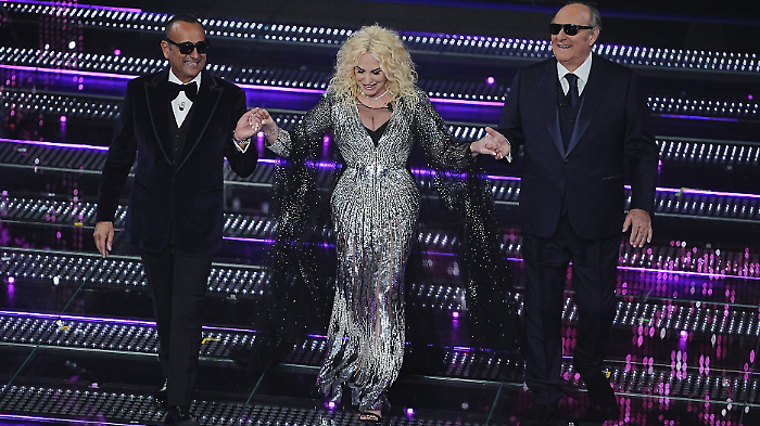 Pioggia di critiche contro la conduzione super veloce di Carlo Conti al Festival di Sanremo 2025: "Amadeus dove sei?". Gerry Scotti il preferito