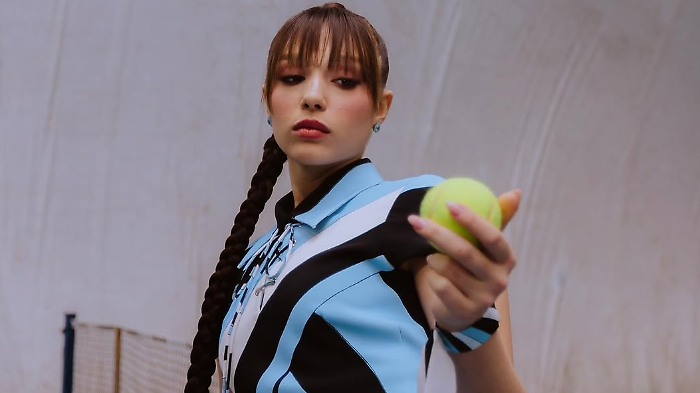 Sarah Toscano, la ragione dietro al suo look da tennista sul palco di Sanremo 2025