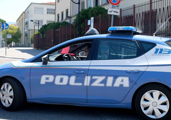 Sorpreso alla guida con una patente falsa, deve scontare una condanna a 6 anni. Mandato di cattura internazionale, arrestato dalla polizia stradale