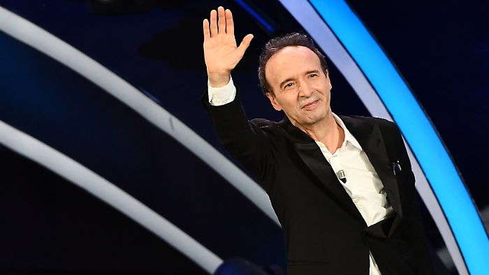 Sanremo 2025, Roberto Benigni ospite a sorpresa della quarta serata: tutte le apparizioni del premio Oscar nella storia del Festival 