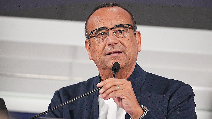 Carlo Conti evita le critiche su Sanremo e disattiva i commenti sui social: "Il festival della censura".  Scopri il caso Fedez e la cover che aveva scelto