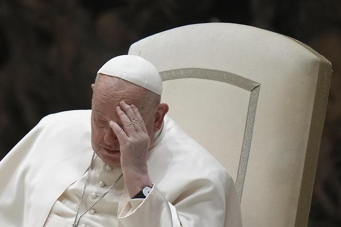 Papa Francesco ricoverato al Gemelli: "Normali accertamenti, proseguir&agrave; cure per bronchite"