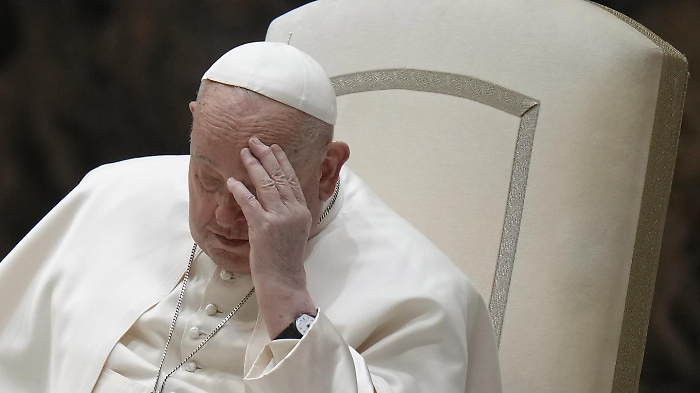 Papa Francesco, ultimo bollettino: crisi respiratoria. Santa Sede: "Necessaria la somministrazione di ossigeno ad alti flussi"