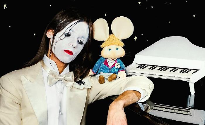 Topo Gigio a Sanremo nel duetto con Lucio Corsi. La storia del pupazzo: chi l'ha ideato, le voci e tutte le apparizioni in tv