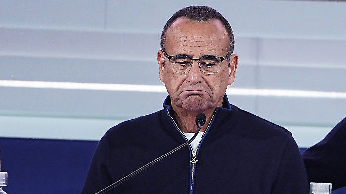 Carlo Conti, boom di commenti negativi sui social per la sua conduzione super veloce: "Fallo per l&rsquo;Italia intera, l&rsquo;anno prossimo resta a casa!"
