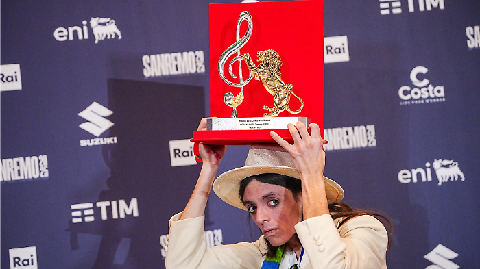 Lucio Corsi va all'Eurovision: "Grazie a tutti, sono molto felice". Ecco cosa dicono sui social gli altri paesi europei