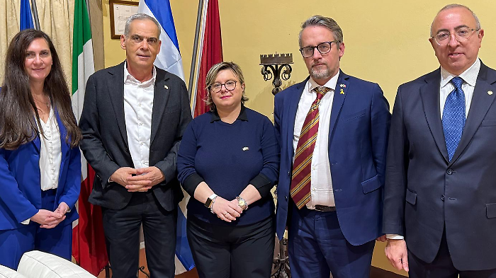 Ricevuto in Comune l'ambasciatore di Israele, visita la Chimera e ne resta affascinato. Statua del Petrarca illuminata per solidarietà