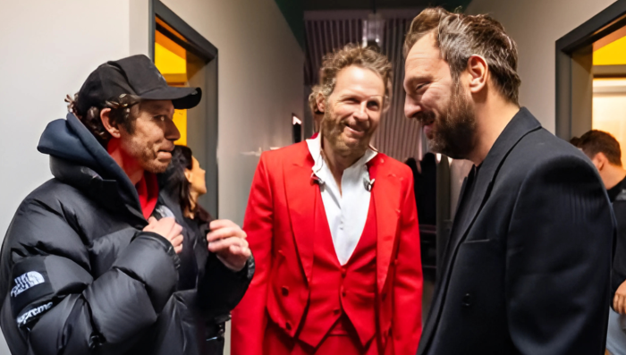 Jovanotti &egrave; tornato pi&ugrave; Lorenzo di prima con il tour 2025: al palasport di Pesaro gli amici di una vita, da Cesare Cremonini, Valentino Rossi a Lucio Corsi