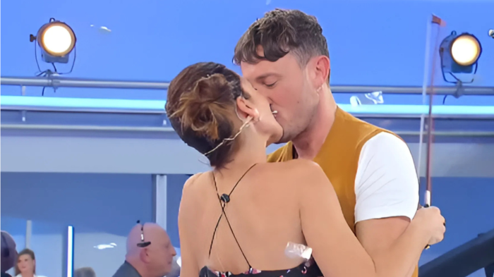 Uomini e Donne, Barbara De Santi esce dal programma con Ruggiero D'Andrea, venerd&igrave; 7 marzo: scopri tutte le storie d'amore della dama