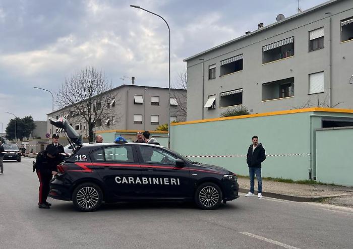 Strangola la mamma nel sonno, poi chiama i carabinieri e si costituisce