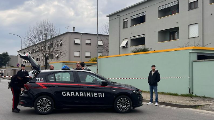 Strangola la mamma nel sonno, poi chiama i carabinieri e si costituisce