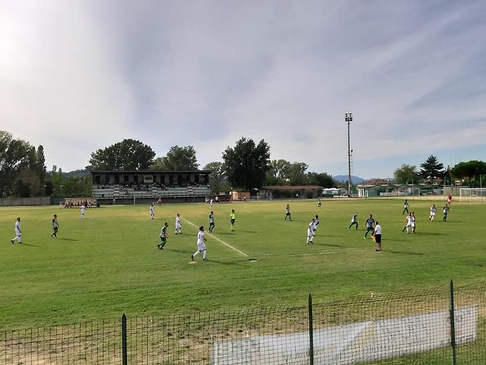 Rissa in campo durante una partita di calcio giovanile: tre giocatori in ospedale