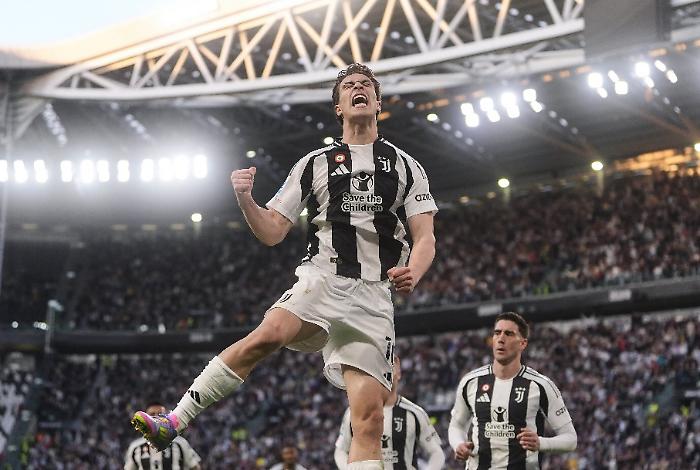 Yildiz della Juventus in rete contro il Genoa