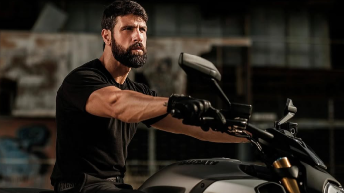 Gilles Rocca ospite oggi in tv su Rai 1 da Caterina Balivo a La Volta Buona: scopri il suo ultimo personaggio nel film L&rsquo;Ultima Sfida 