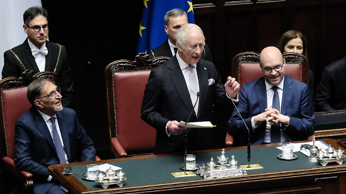Il discorso di re Carlo al Parlamento e il ricordo di Giorgio VI: "Mio nonno ad Arezzo durante la Seconda guerra mondiale"
