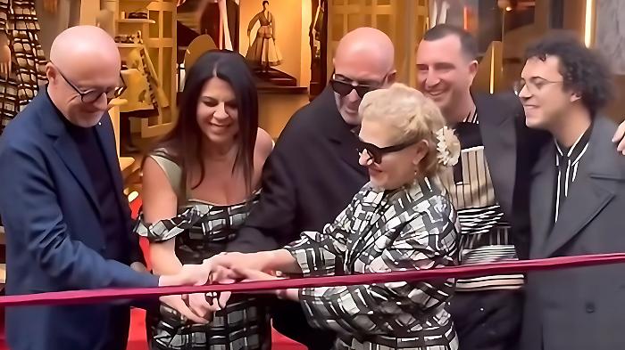 L'inaugurazione di Ephemeral firmato Antonio Marras a Milano: Geppi Cucciari, amica del designer ha celebra il taglio del nastro 