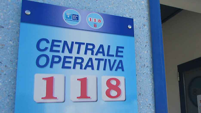 Cade da un albero nel giardino di casa e muore: vani i soccorsi