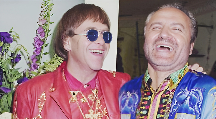 L&rsquo;omicidio di Gianni Versace, ecco tutti i misteri mai risolti del caso: al suo funerale Elton John in lacrime consolato da Lady Diana