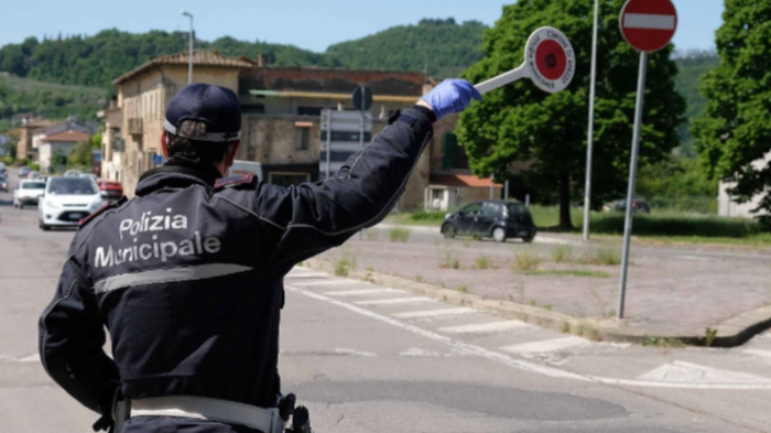 Agente della municipale picchiato, sindaco e vice: "Servono punizioni esemplari". Ma lo straniero è subito scarcerato