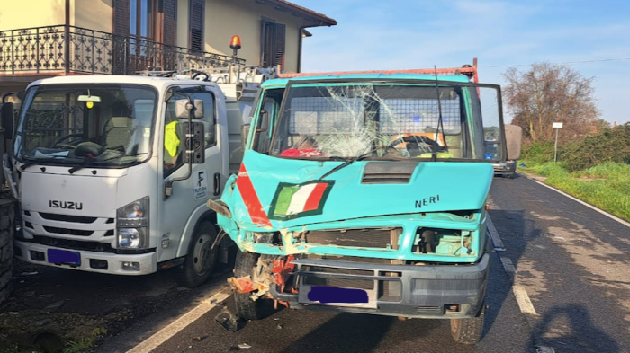 Scontro tra furgone e camion della nettezza urbana: un ferito