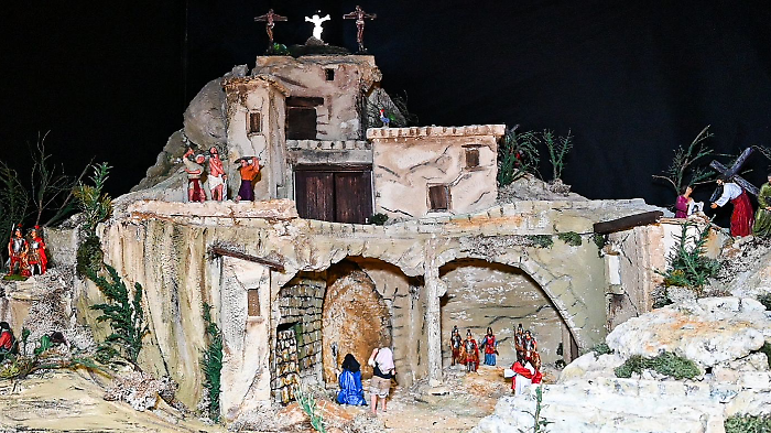A Camucia in chiesa c'è il presepe di Pasqua realizzato anche con l'intelligenza artificiale