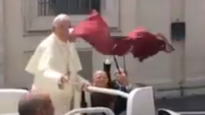 Quando papa Francesco prese al volo la maglia amaranto. Oggi partita rinviata, incertezza sul recupero