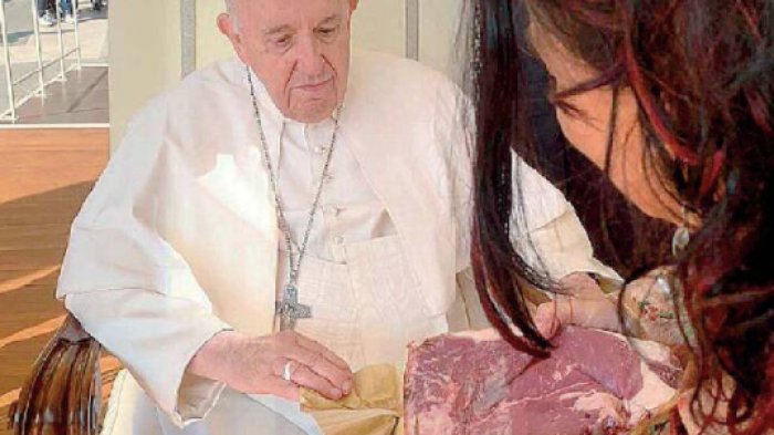 La bistecca portata al Papa, il rosario di pietra e quella danza al Circo Massimo: tre flash aretini