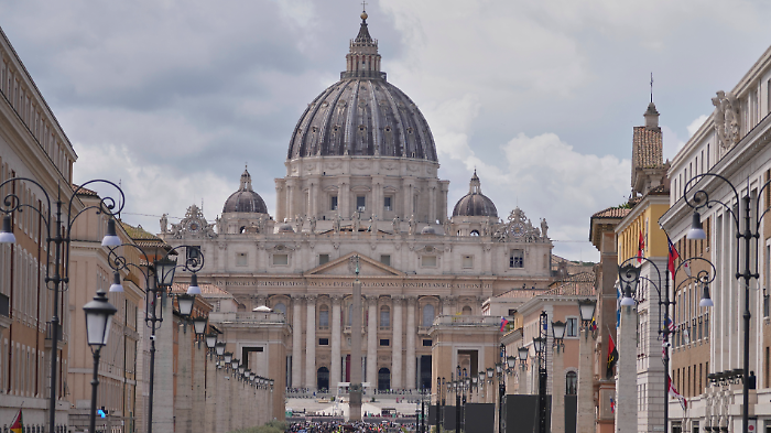 Domani col Corriere di Arezzo in regalo il poster di Papa Francesco 