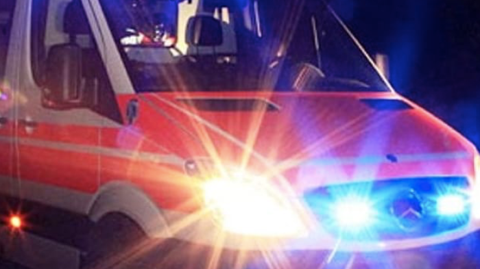 Coppia di 19enni resta ferita in un incidente stradale nella notte