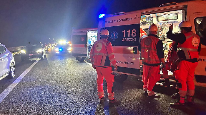 Sette feriti nell'incidente stradale in autostrada con un pullman coinvolto