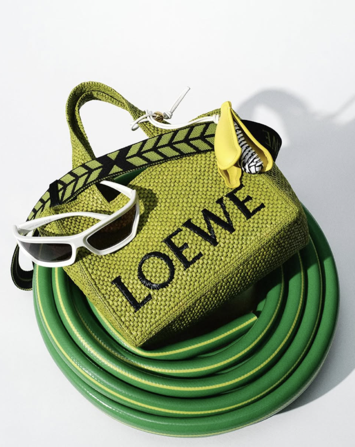 Loewe &egrave; (di nuovo) il brand pi&ugrave; desiderato al mondo. Ecco tutti gli elementi che l'hanno reso il nome della moda pi&ugrave; virale e cosa aspettarsi dal futuro del marchio