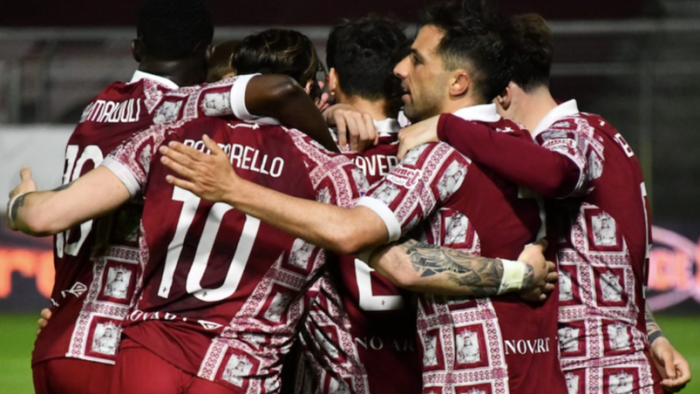 Vigilia di playoff, amaranto pronti a guadagnarsi il passaggio alla seconda fase. Prima volta del Var al Comunale