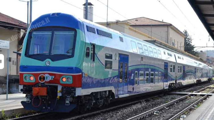 Treno guasto, disagi sulla linea dal Casentino: attivato bus sostitutivo e un altro convoglio ferma nelle stazioni