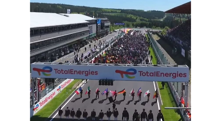 Sbandieratori castiglionesi si esibiscono davanti a 98 mila persone sulla pista di Spa prima della gara Fia Wec vinta dalle Ferrari