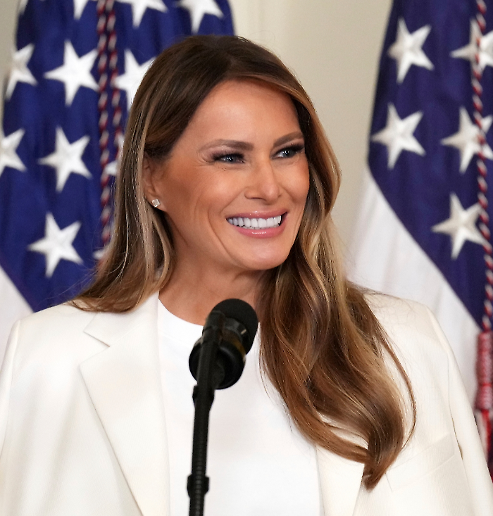 Melania Trump e la strategia del silenzio: cosa nasconde davvero la First Lady più riservata. L’eredità divide la famiglia e lei prepara Barron alla fuga dal caos