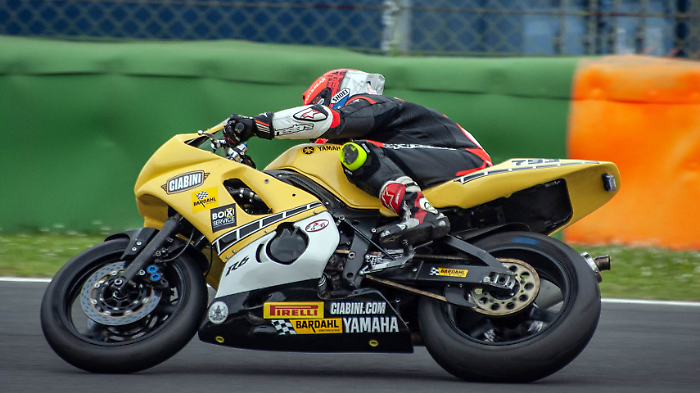 Moto vintage, il Team Ciabini di Arezzo domina le prime prove del campionato italiano di velocità a Vallelunga