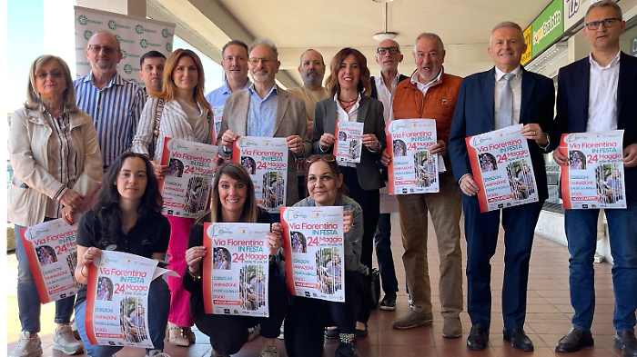 Via Fiorentina tutta pedonale per lo shopping, apparecchiata con tavoli, spettacoli e giochi