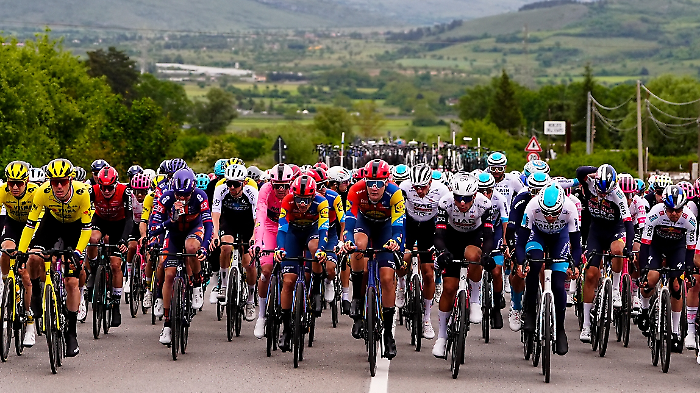 Arriva il Giro d'Italia: come cambiano i servizi bus lungo le strade aretine